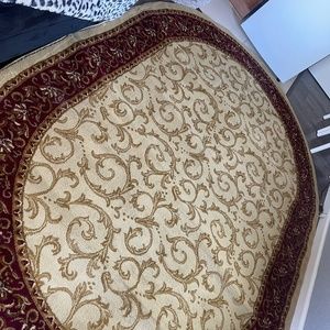 BRAND NEW OVAL SHAPED AREA RUG